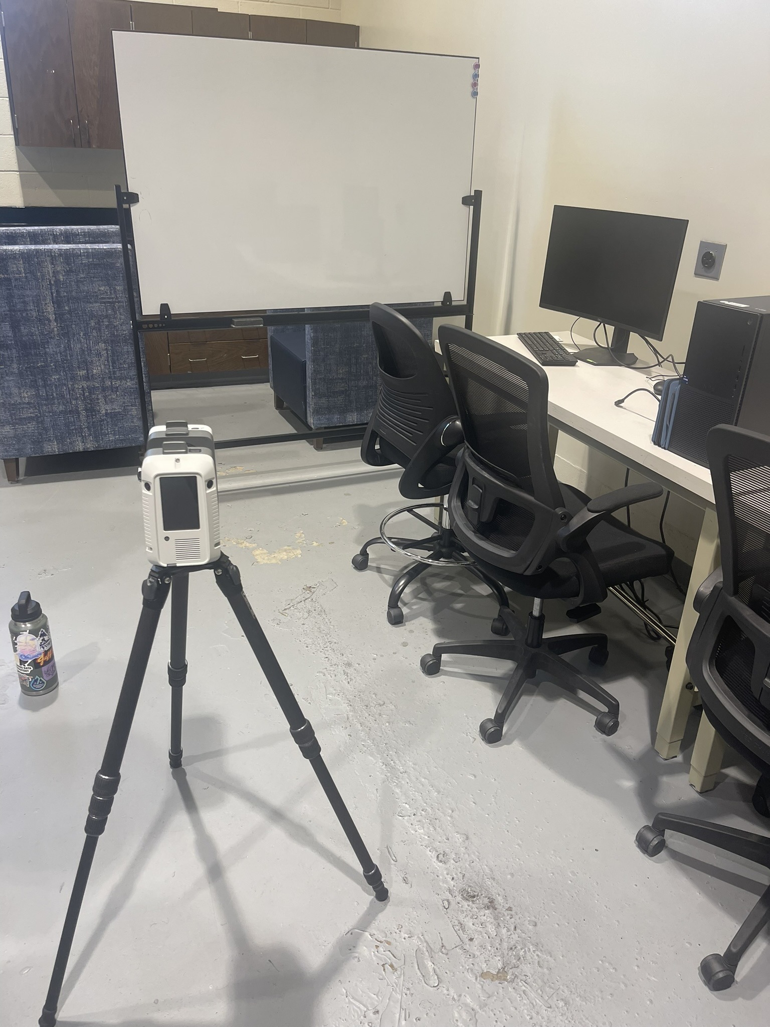 A 3D scanner and workstation in the XR studio